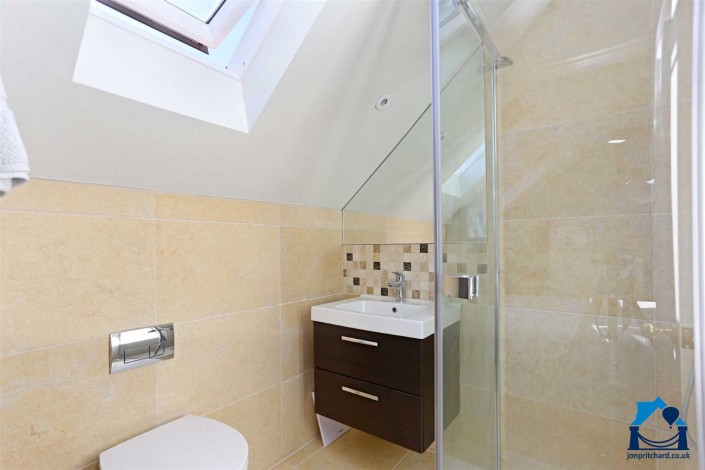 A small but chic loft conversion en-suite